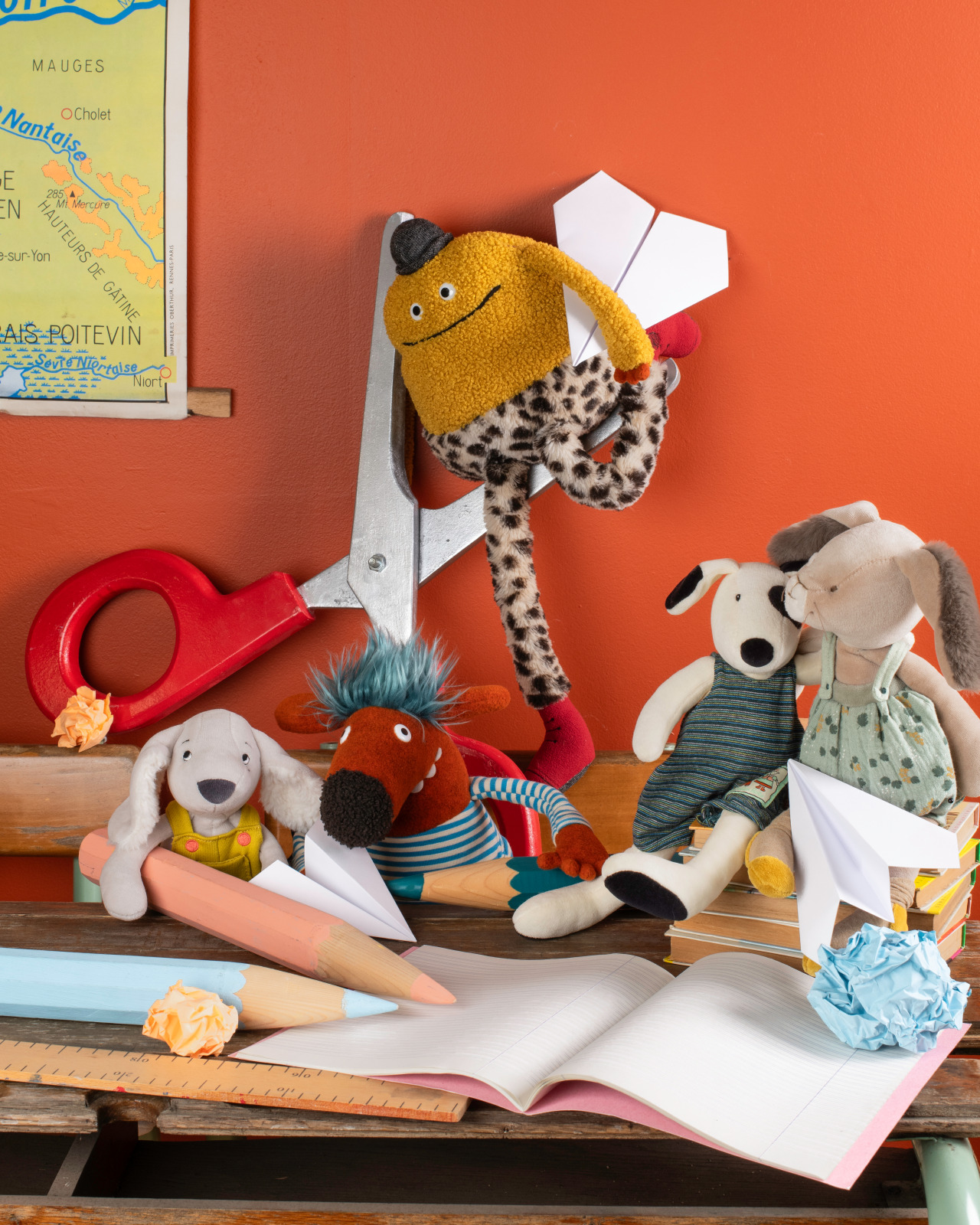 五岁小女孩穿着粉色连衣裙正面站立，背景柔和光线，展现法式优雅风格