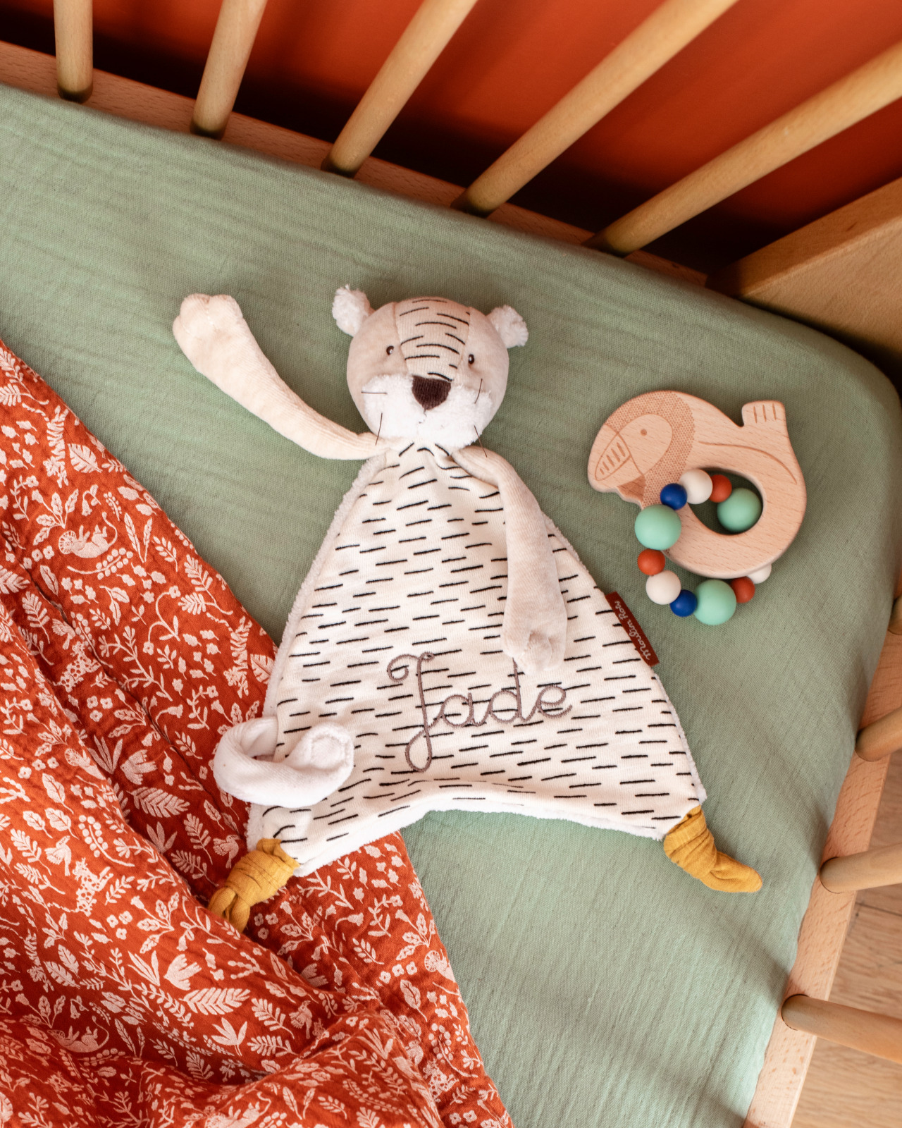 六岁小男孩穿着蓝色条纹衬衫正面站立，背景柔和光线，展现清新风格