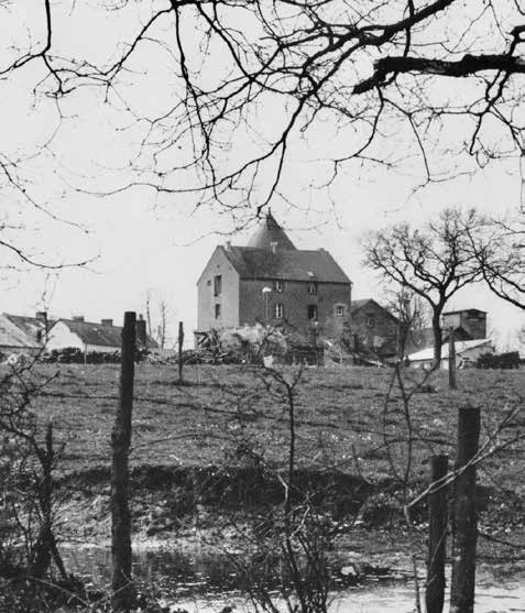 温馨的儿童服装展示场景，包含多个不同款式的童装，背景温暖柔和