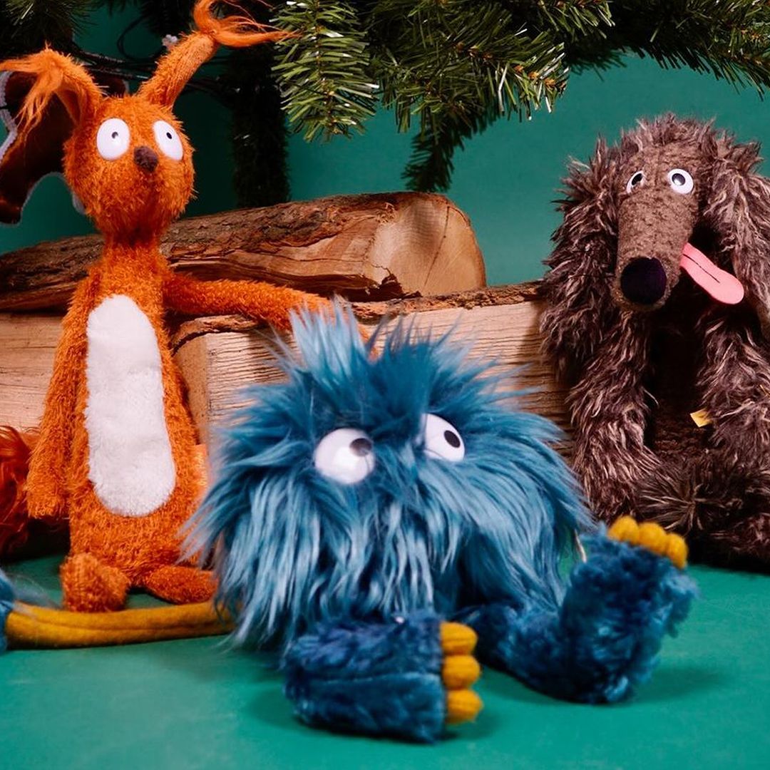 七岁女孩穿着白色蕾丝边夏季连衣裙正面站立，背景明亮自然光