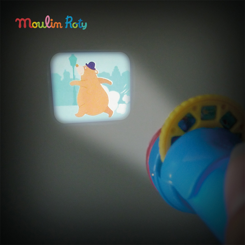 八岁男孩穿着深蓝色西装外套正面站立，搭配白色衬衫，背景正式场合