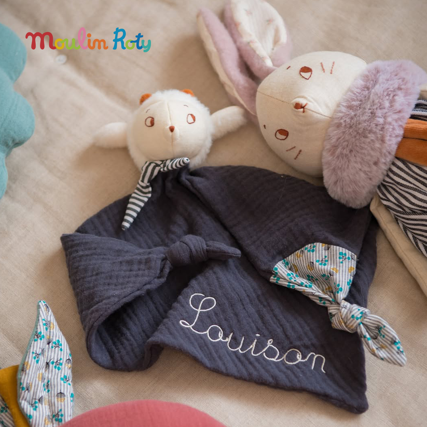 六岁女孩穿着粉色毛绒外套正面站立，背景雪景，展现保暖效果